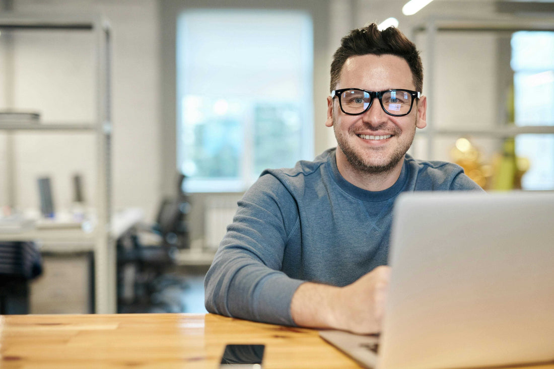 Amazon FBA vs Dropshipping - man on laptop