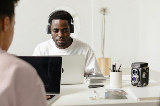 Man on laptop doing Dropshipping vs Wholesale